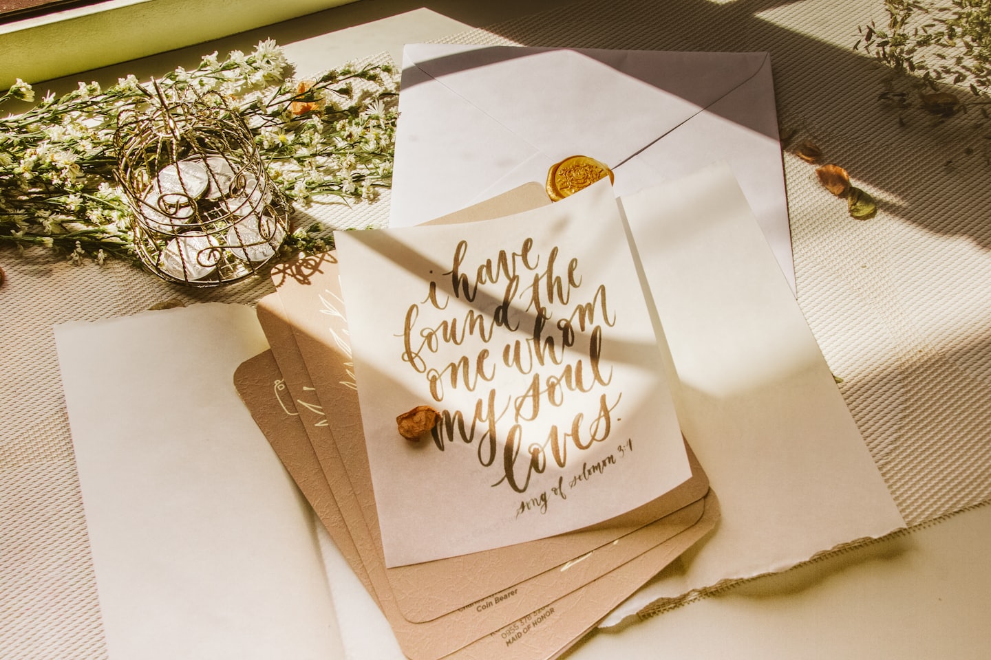 Elegante set di cancelleria per matrimoni con sigillo in ceralacca dorata e fiori secchi.