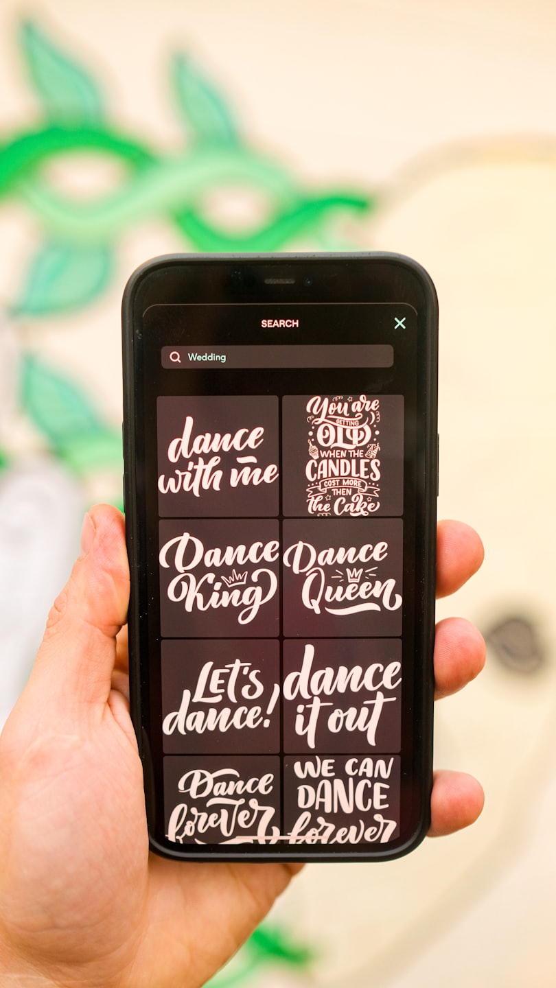 Una mano tiene uno smartphone che mostra modelli di design per matrimoni.